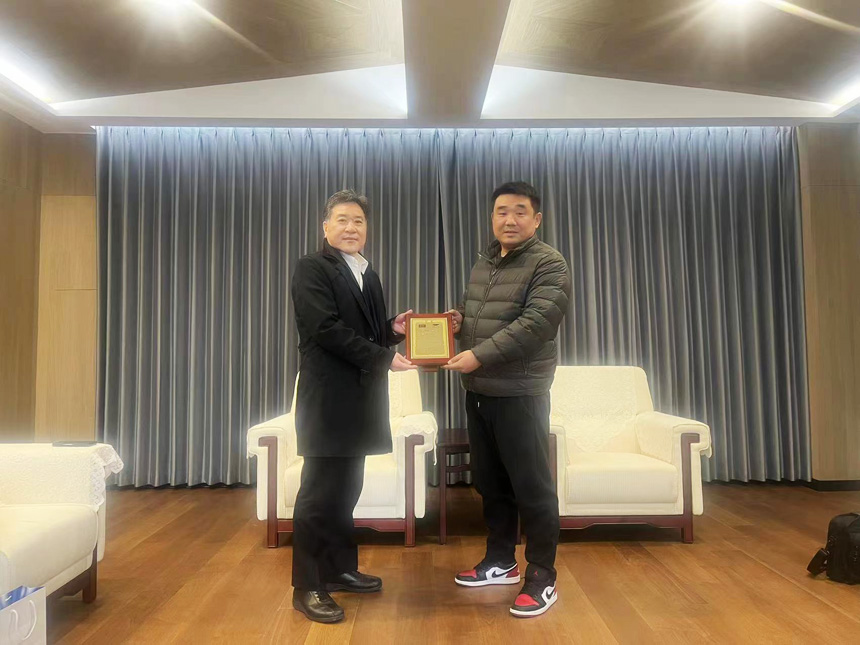 OTC海外事業(yè)部長(zhǎng)，中國(guó)區(qū)董事長(zhǎng)、副總、機(jī)器人部部長(zhǎng)，營(yíng)業(yè)擔(dān)當(dāng)親自頒獎(jiǎng)